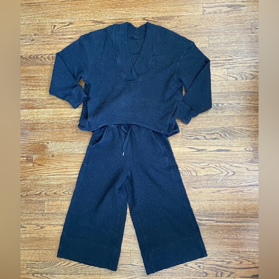 Lululemon Rippled V-Neck Pullover & Wide Leg Super-High-Rise Crop Black Size 2